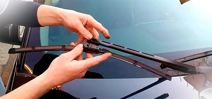 How to Replace Windshield Wipers on Toyota Corolla