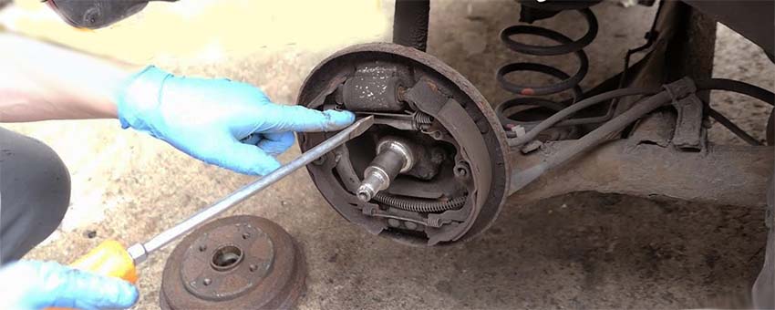 How to Adjust Drum Brakes by Backing Up